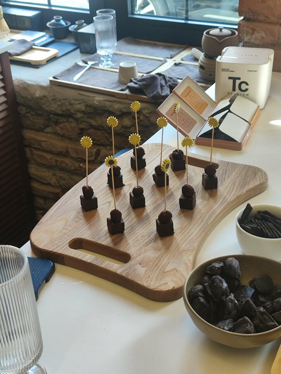 An aroma selection on Teanium’s tasting table