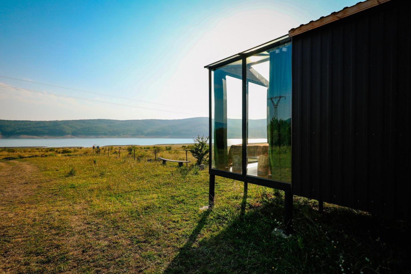 ოთახი ტბაზე