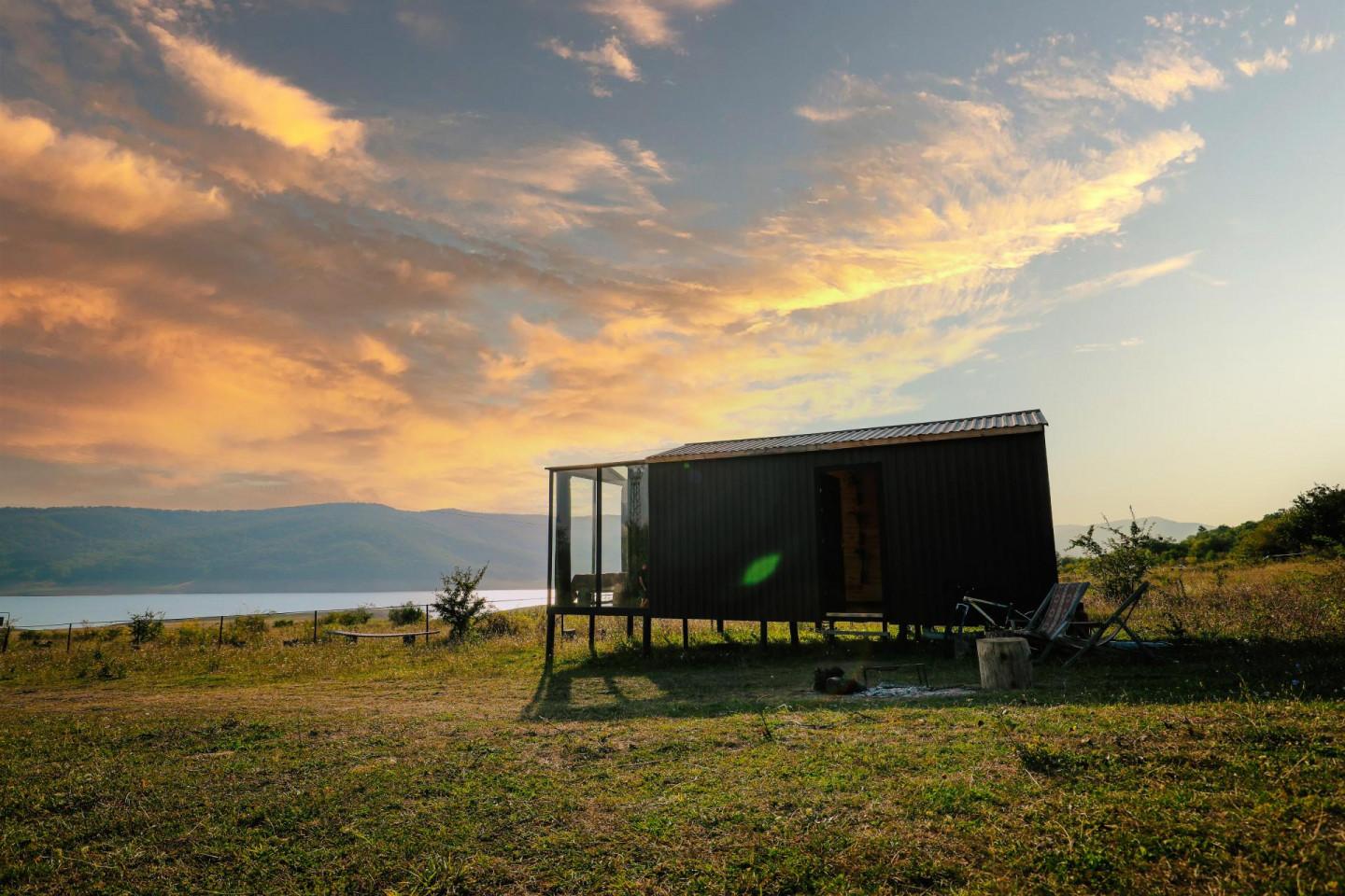 ოთახი ტბაზე