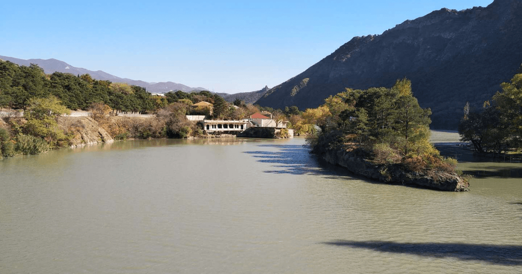 კატერის ტური მდინარეზე მცხეთაში