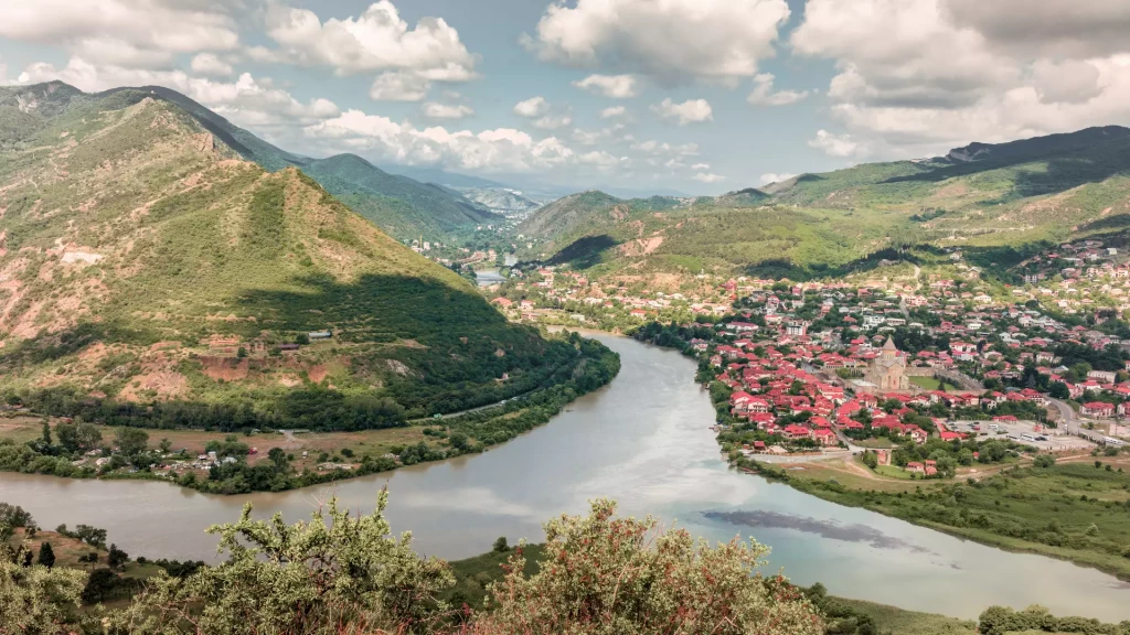 კატერის ტური მდინარეზე მცხეთაში