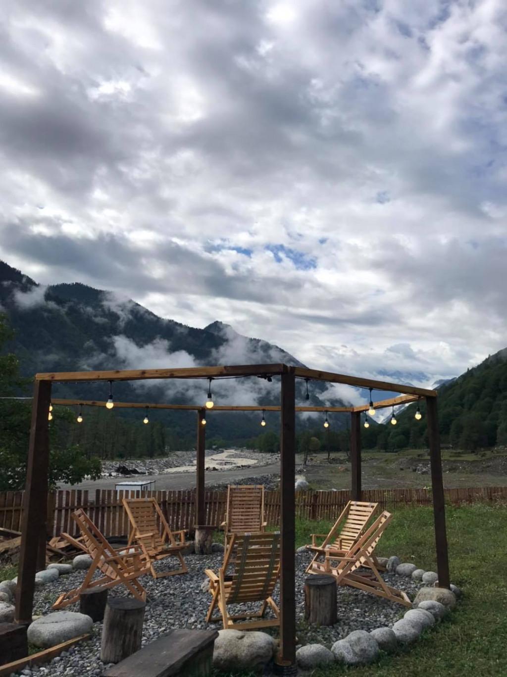 კოტეჯები და სასტუმრო