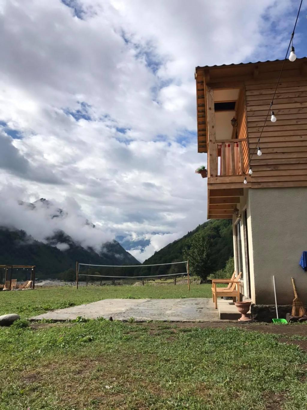 კოტეჯები და სასტუმრო