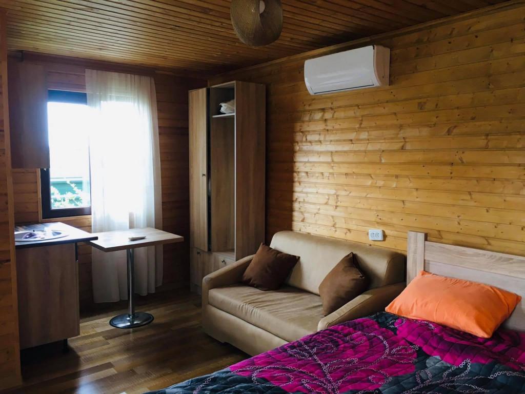 კოტეჯები პრომეთეს მღვიმის მიმდებარე ტერიტორიაზე