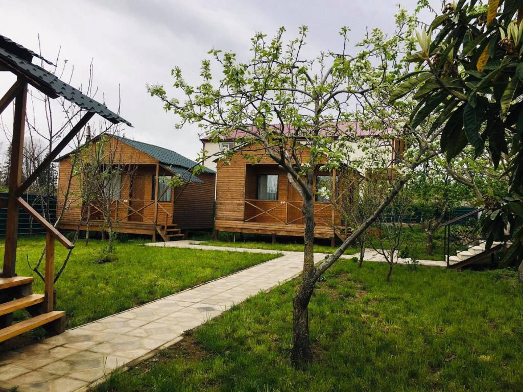 კოტეჯები პრომეთეს მღვიმის მიმდებარე ტერიტორიაზე