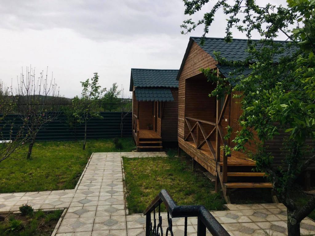 კოტეჯები პრომეთეს მღვიმის მიმდებარე ტერიტორიაზე