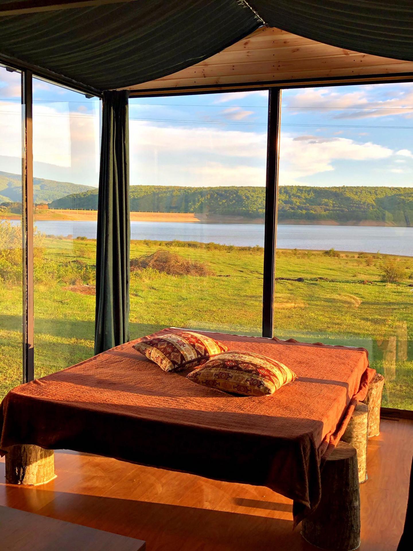 ოთახი ტბაზე