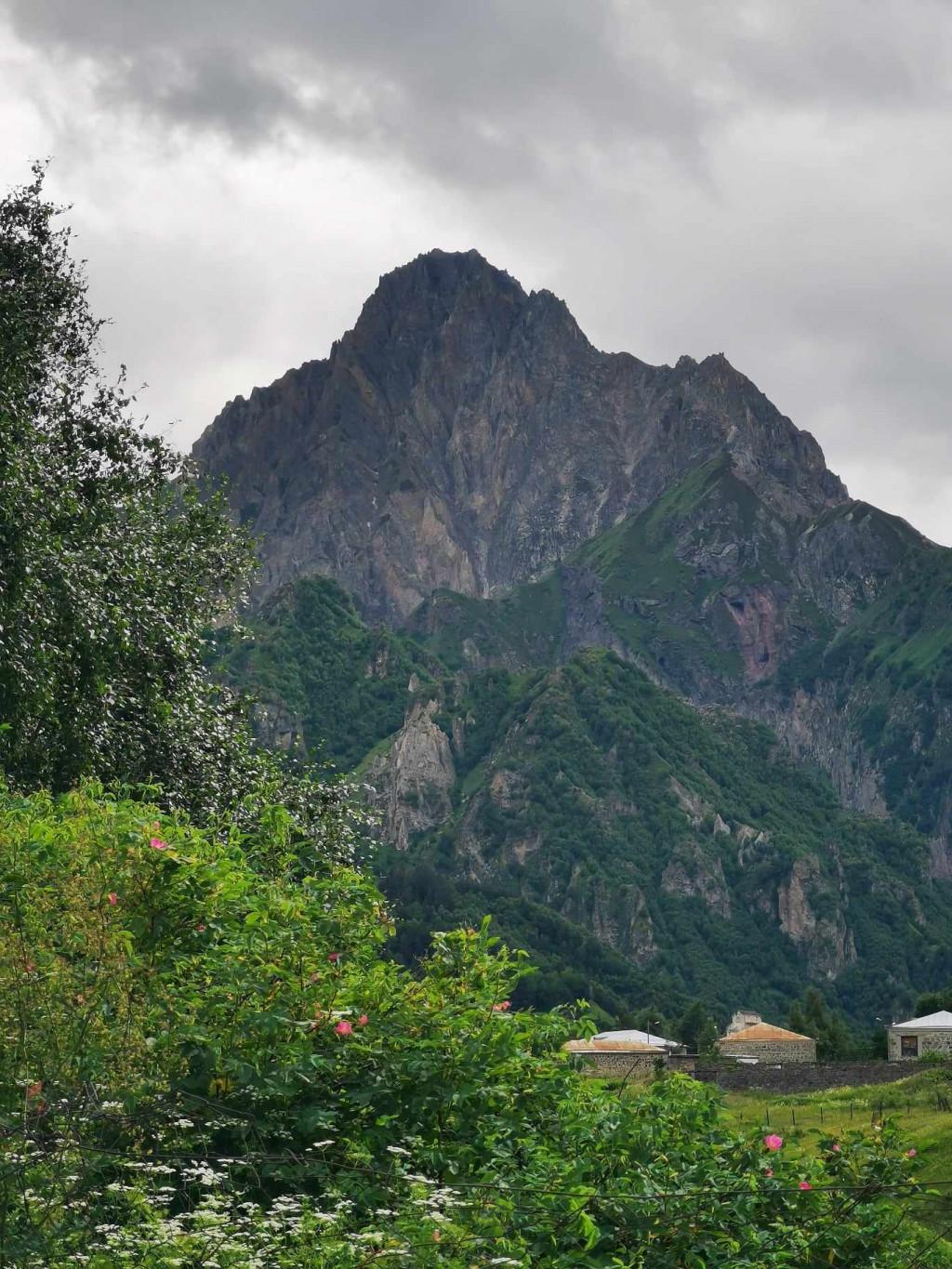 ქირავდება დღიურად კოტეჯი ყაზბეგში