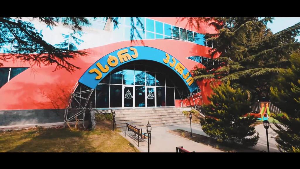 51328936_2013731765330849_309441