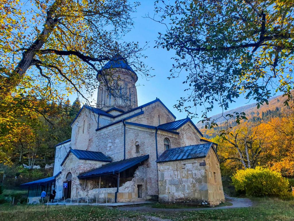 ერთ დღიანი ტური ბატეთის ტბა-ძამას ხეობა