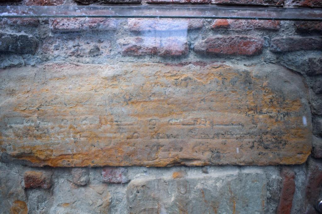 თბილისის ციხის გალავნის არაბულ წარწერიანი ქვა