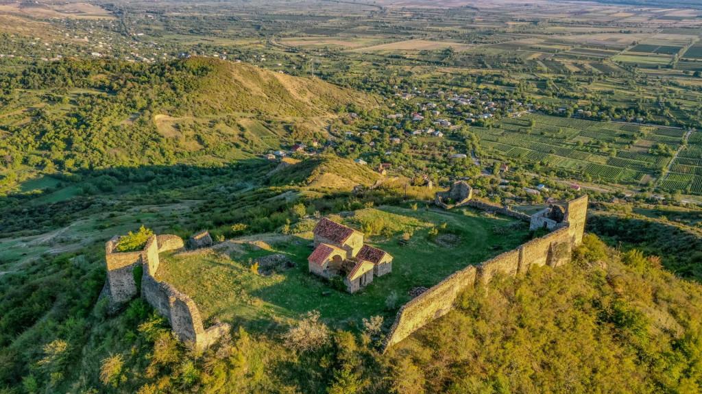 მანავის ციხე, Castle, church