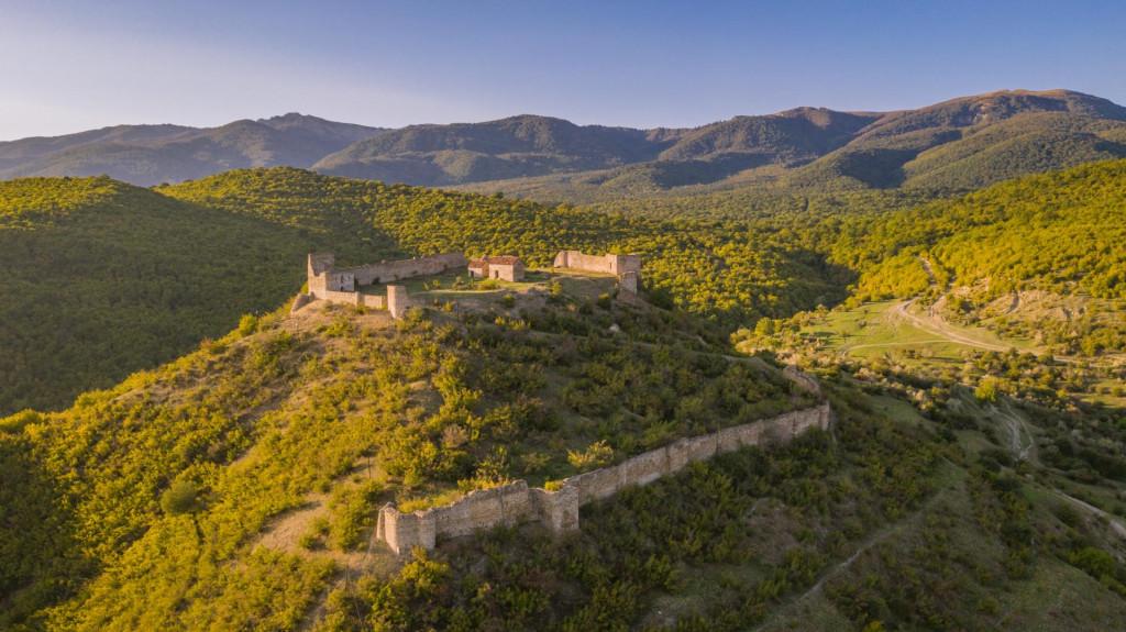 მანავის ციხე, Castle, church