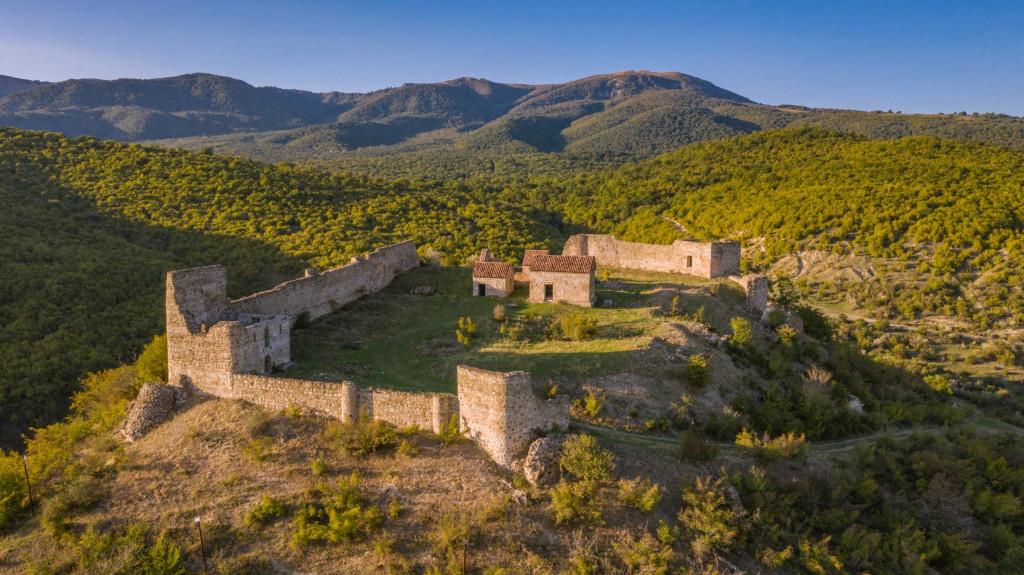 მანავის ციხე, Castle, church
