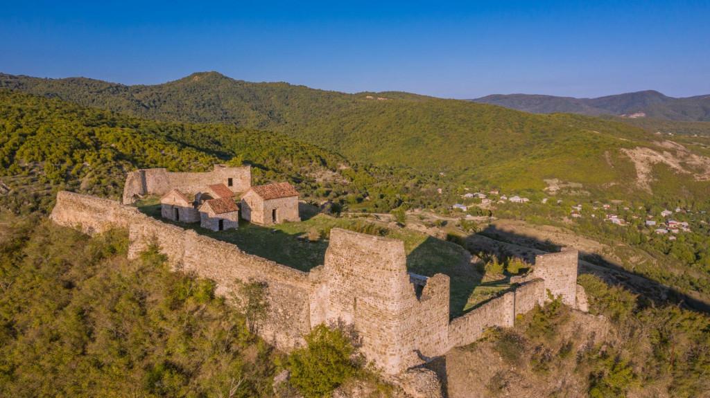 მანავის ციხე, Castle, church