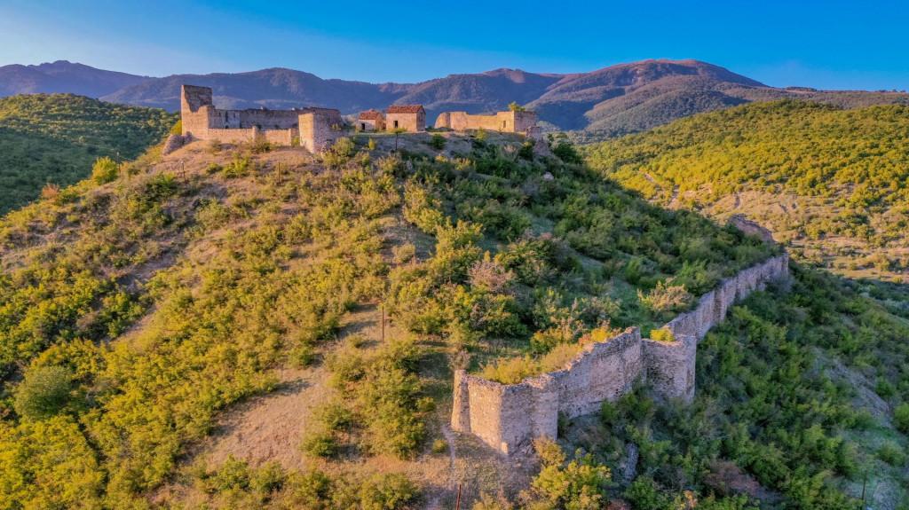 მანავის ციხე, Castle, church