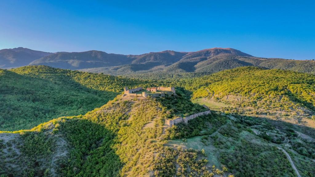 მანავის ციხე, Castle, church