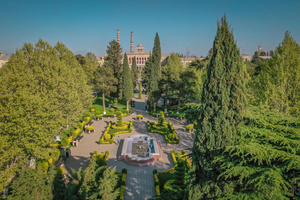 რუსთავის ჰეიდარ ალიევის სახელობის სკვერი - Square in Rustavi