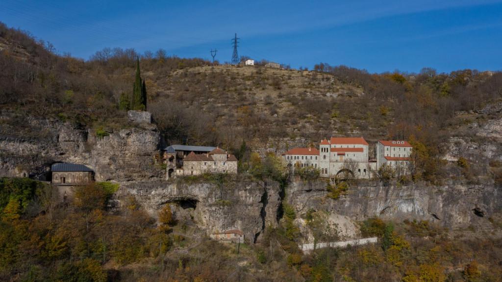 მღვიმევის მონასტერი, monastery, church