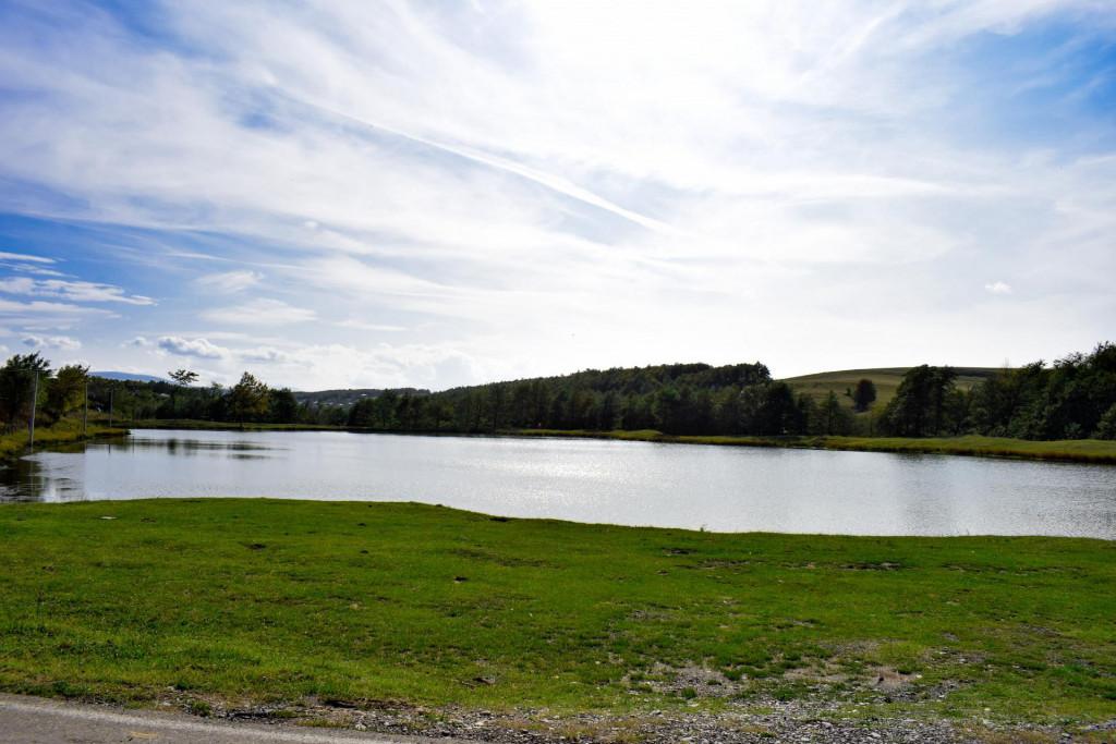 უსახელოს ტბა