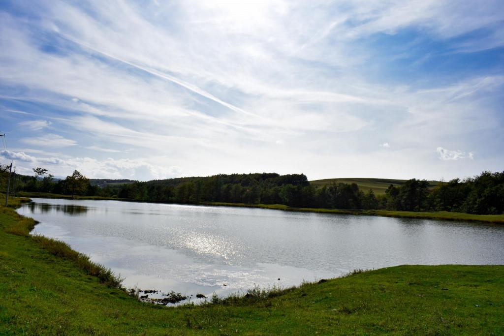 უსახელოს ტბა