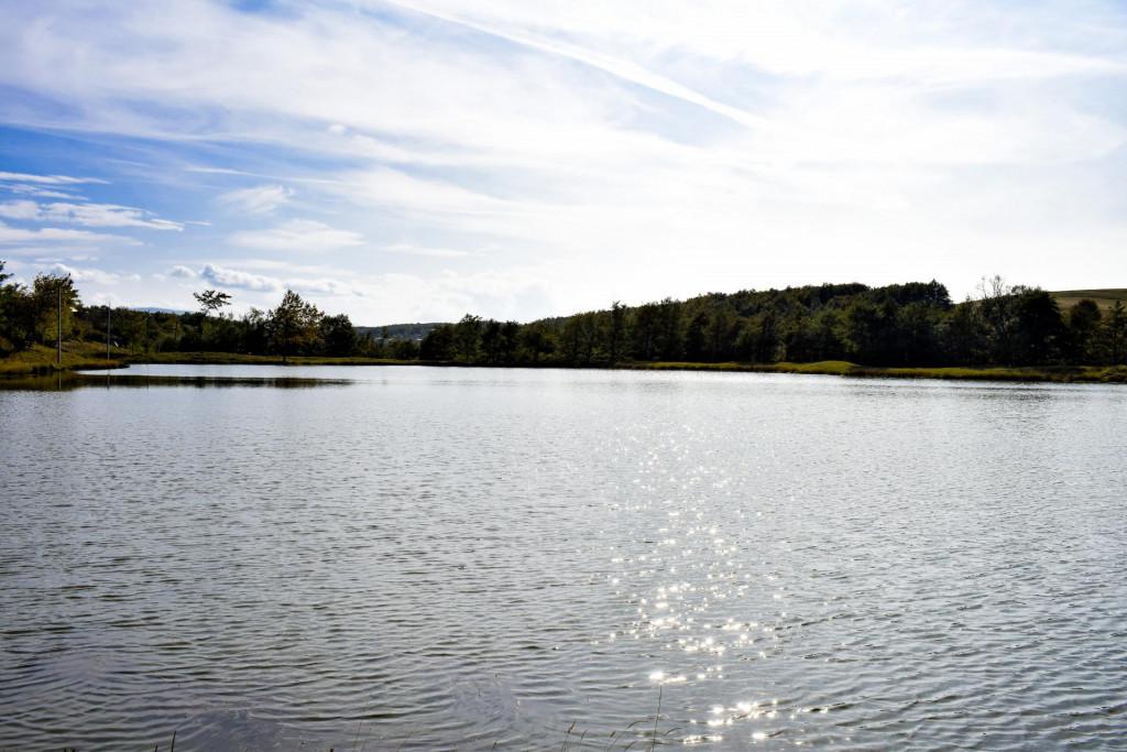 უსახელოს ტბა