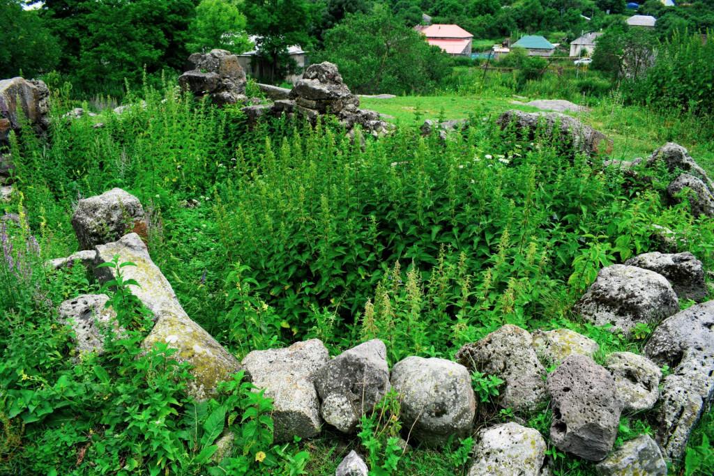ქვემო ყარაბულაღის (შავწყაროს) ნაეკლესიარი