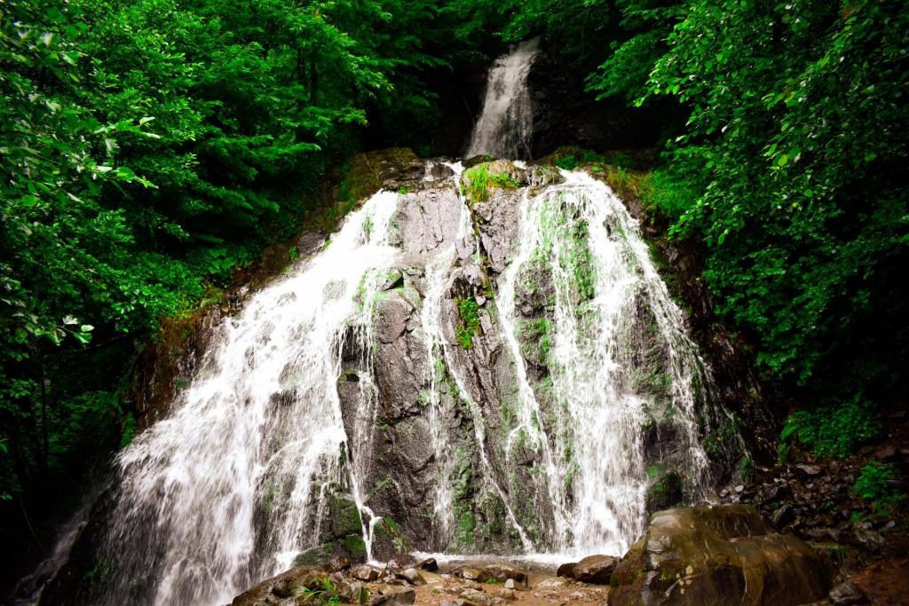 ჩანჩქერი ენგურის ხეობაში