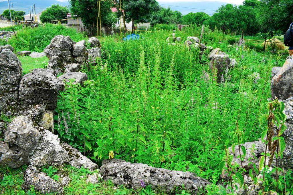 ქვემო ყარაბულაღის (შავწყაროს) ნაეკლესიარი