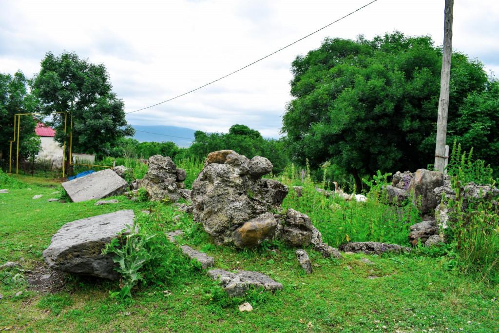 ქვემო ყარაბულაღის (შავწყაროს) ნაეკლესიარი