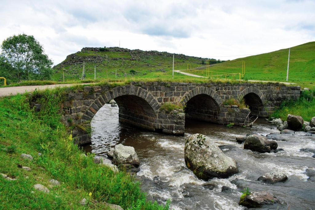ქვემო ყარაბულაღის (შავწყაროს) სამმალიანი თაღოვანი ხიდი