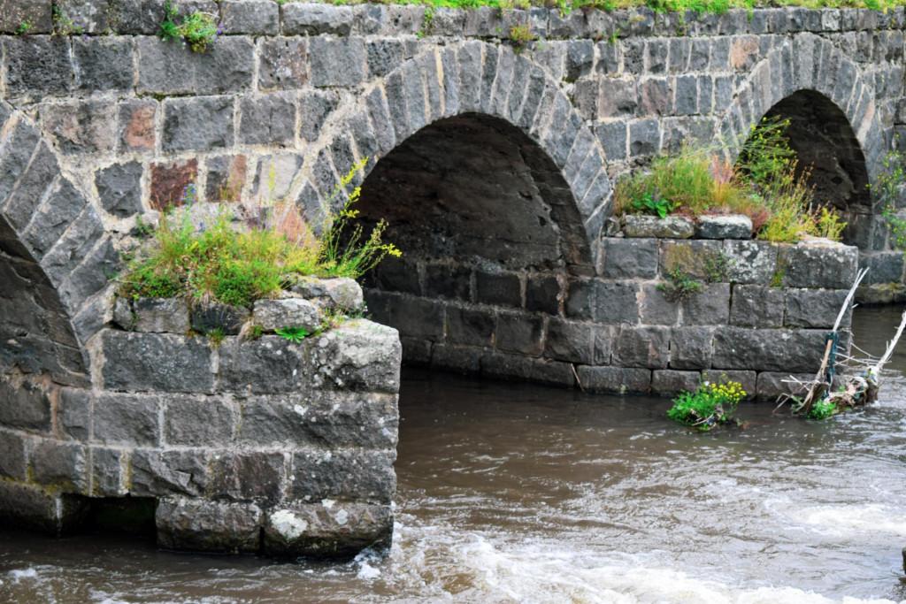 ქვემო ყარაბულაღის (შავწყაროს) სამმალიანი თაღოვანი ხიდი