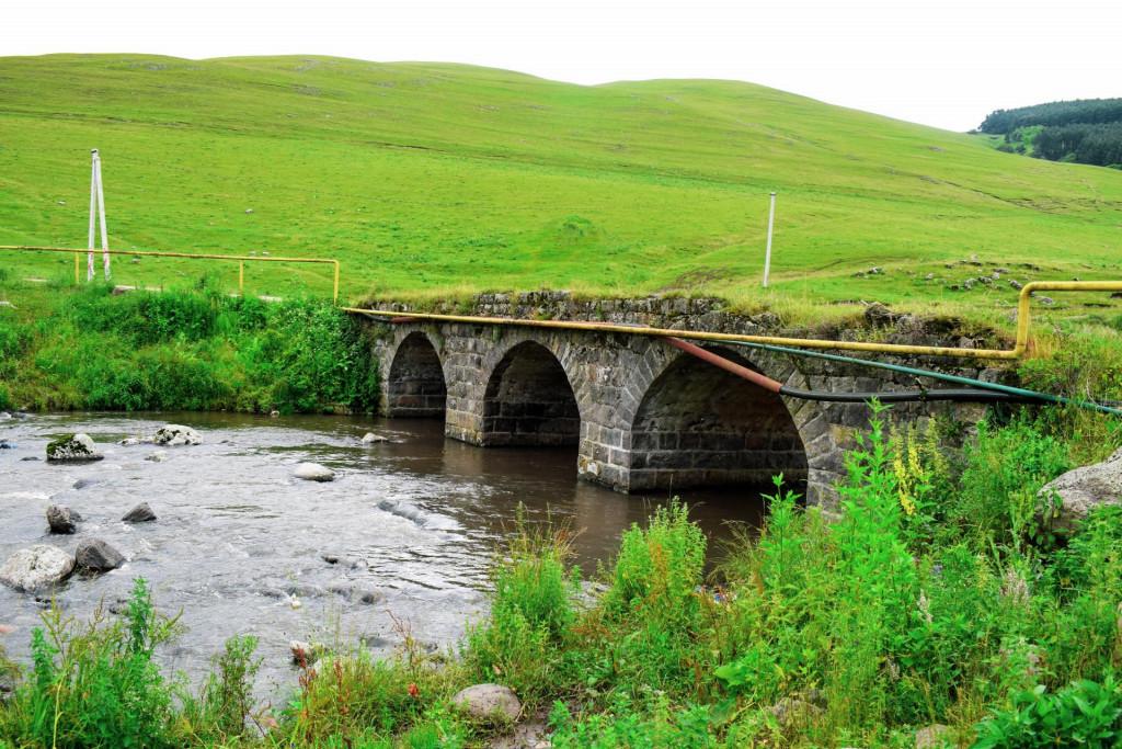 ქვემო ყარაბულაღის (შავწყაროს) სამმალიანი თაღოვანი ხიდი