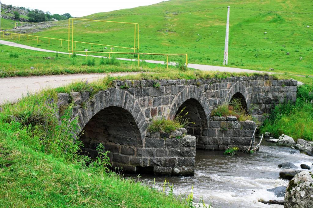 ქვემო ყარაბულაღის (შავწყაროს) სამმალიანი თაღოვანი ხიდი