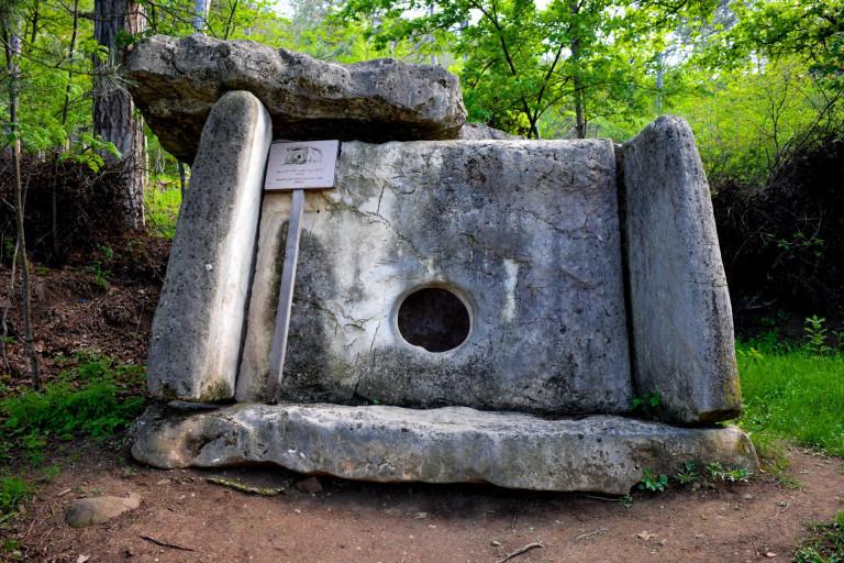 დოლმენი აფხაზეთიდან