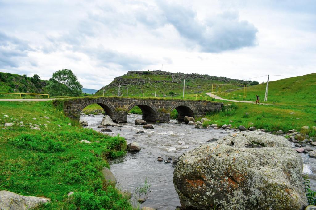 ქვემო ყარაბულაღის (შავწყაროს) სამმალიანი თაღოვანი ხიდი