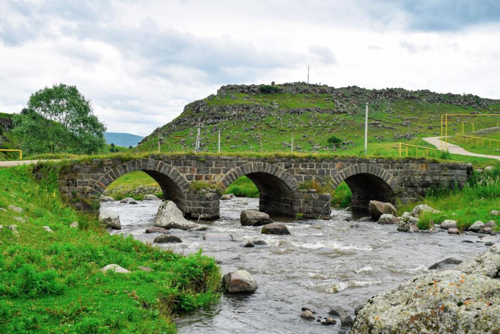 ქვემო ყარაბულაღის (შავწყაროს) სამმალიანი თაღოვანი ხიდი