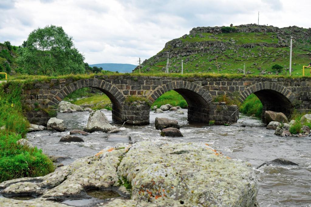 ქვემო ყარაბულაღის (შავწყაროს) სამმალიანი თაღოვანი ხიდი