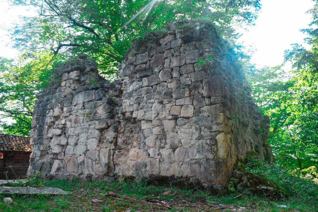 ჩიხის ციხე და ღვთისმშობლის ეკლესია