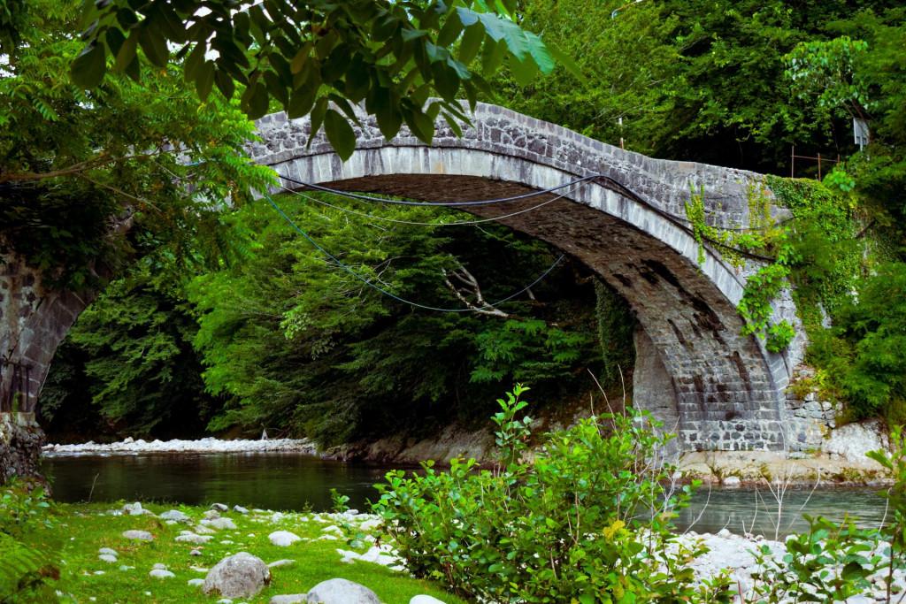 სოფელ ქობულეთის თაღოვანი ხიდი