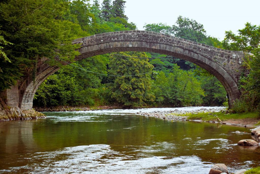 სოფელ ქობულეთის თაღოვანი ხიდი