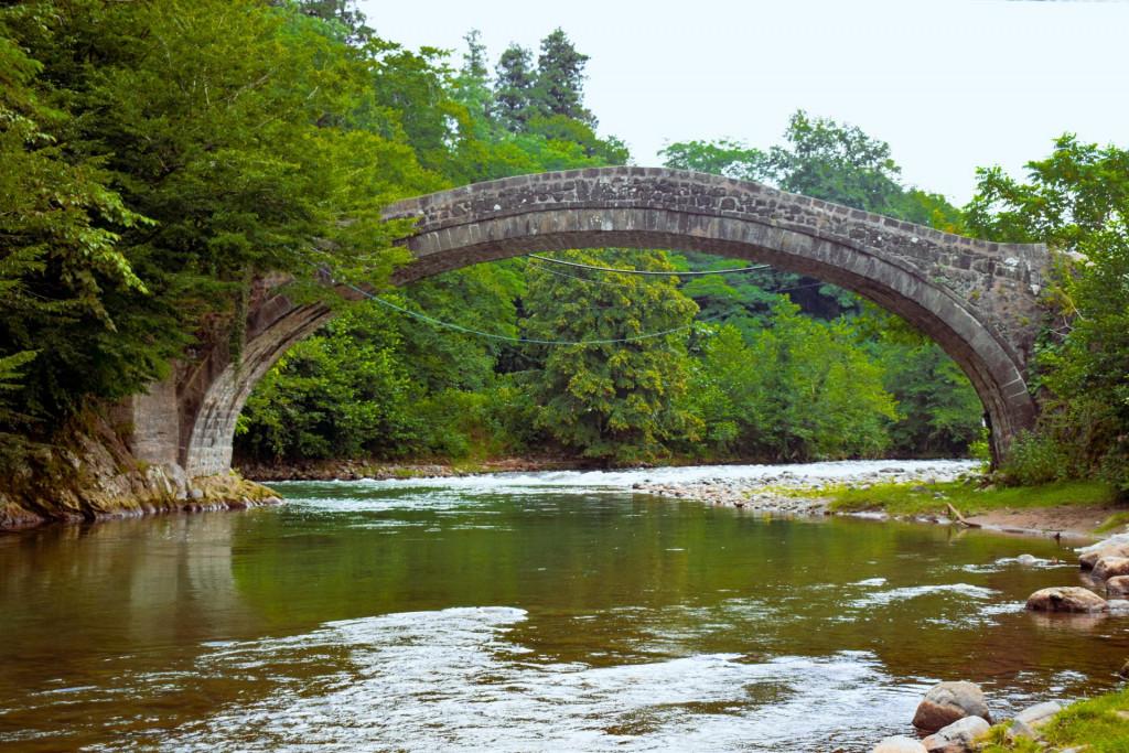 სოფელ ქობულეთის თაღოვანი ხიდი