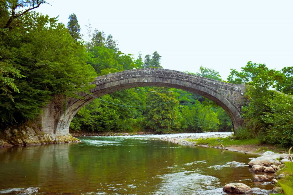 სოფელ ქობულეთის თაღოვანი ხიდი