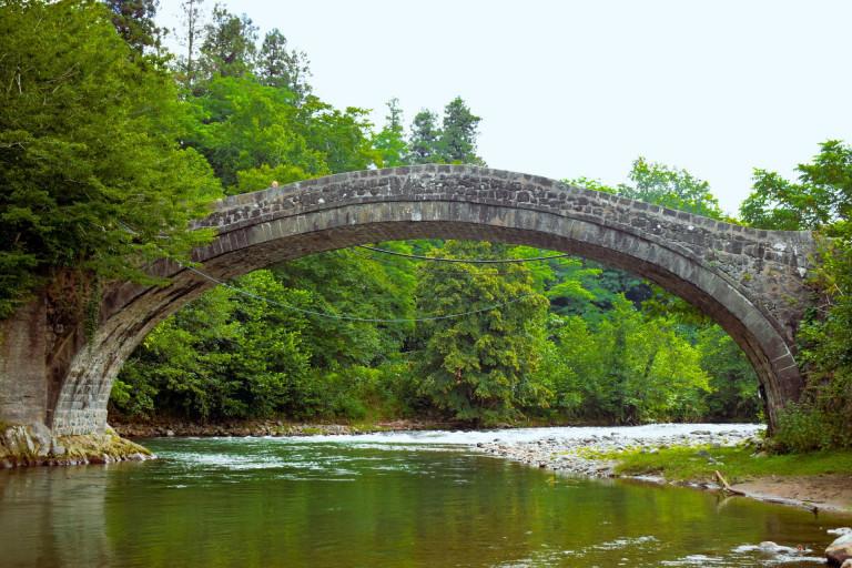 სოფელ ქობულეთის თაღოვანი ხიდი