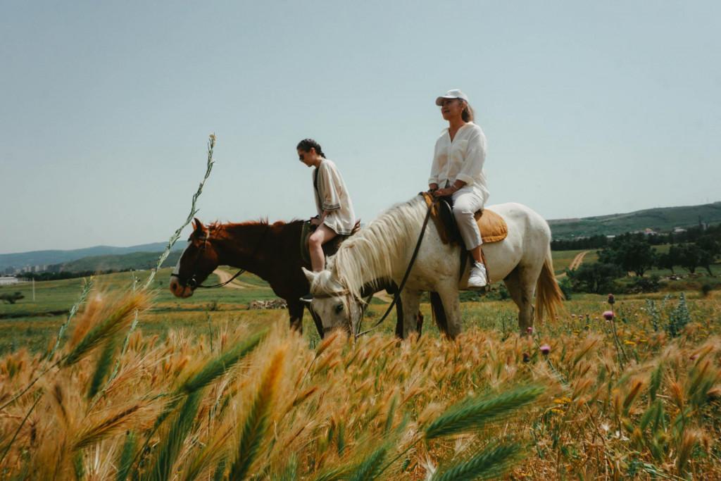 Horse riding tour in Tbilisi (pro photoshoot option)