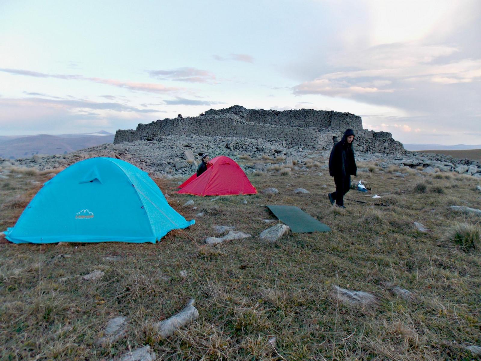 დაბანაკება აბულის ციხესთან