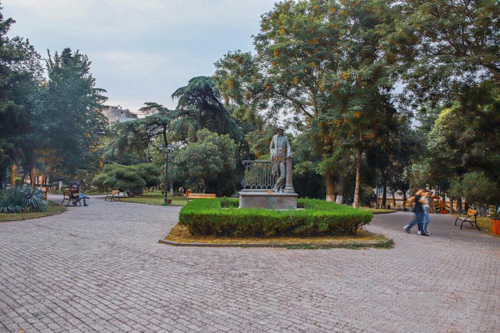 9 აპრილის ბაღი 9 апреля в саду