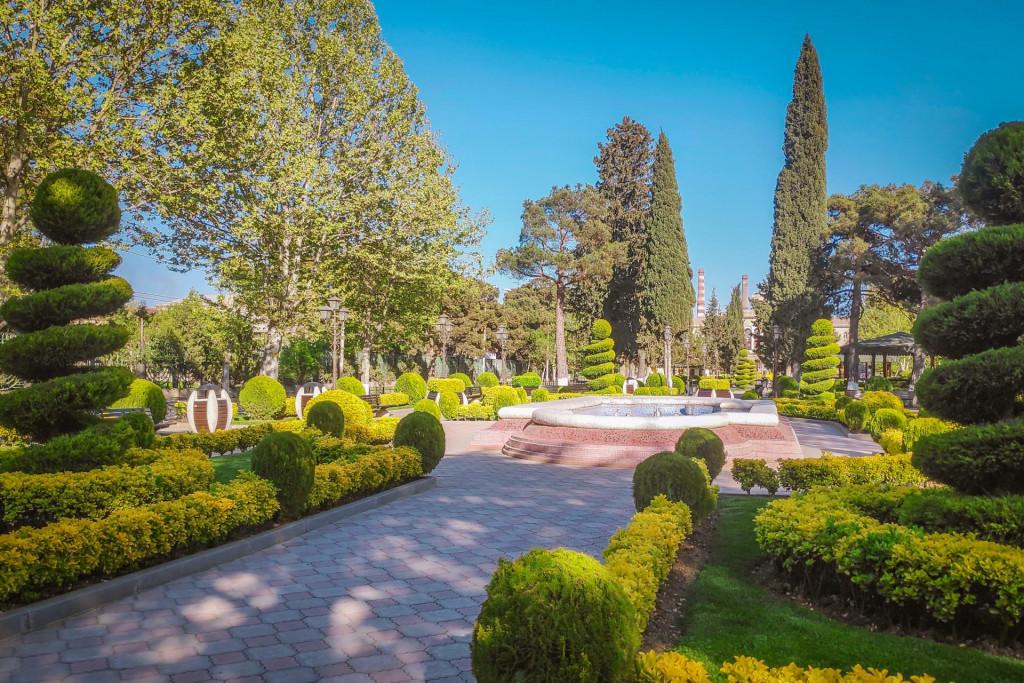 რუსთავის ჰეიდარ ალიევის სახელობის სკვერი - Square in Rustavi