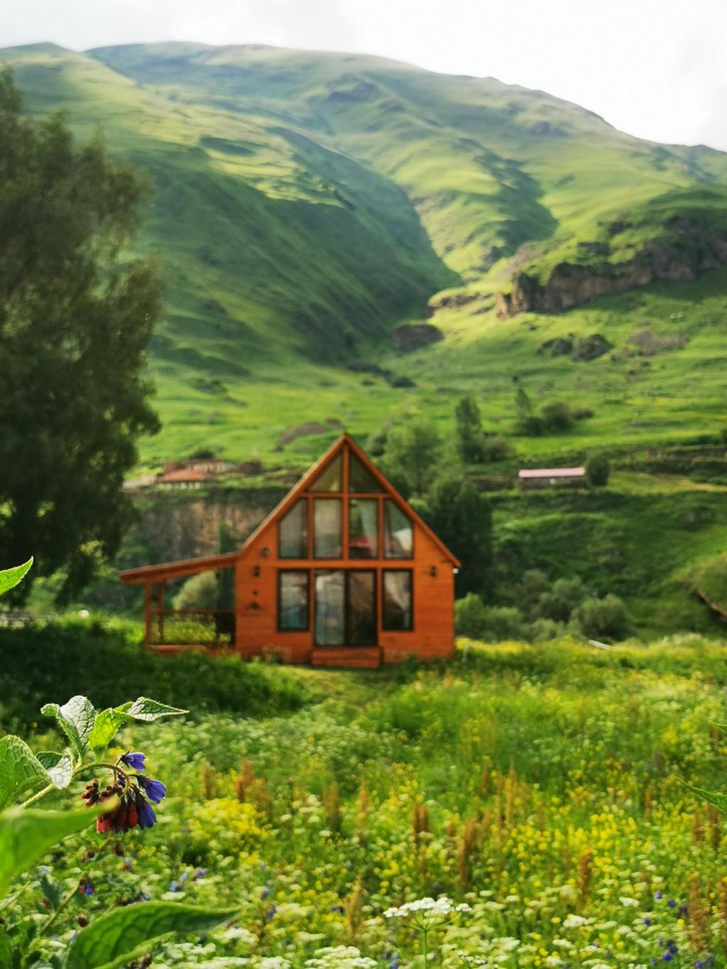 ქირავდება დღიურად კოტეჯი ყაზბეგში