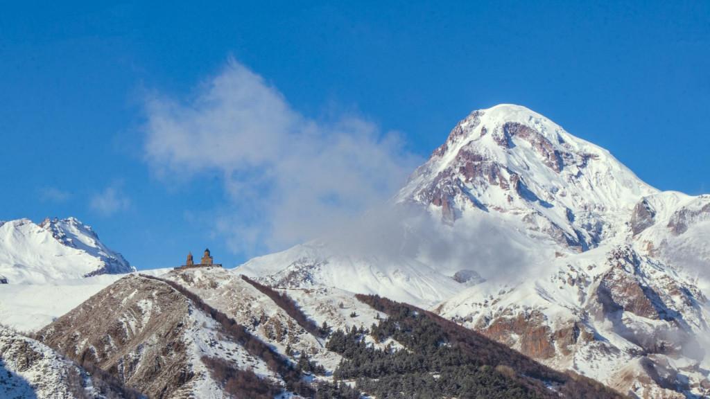 სტეფანწმინდა (ყაზბეგი) Mount Kazbegi Gergeti church Церковь Гергети и гора Казбек